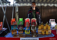 Emile Dercksen van Madal Bal toonde de producten van Bragg en Taste of Nature.